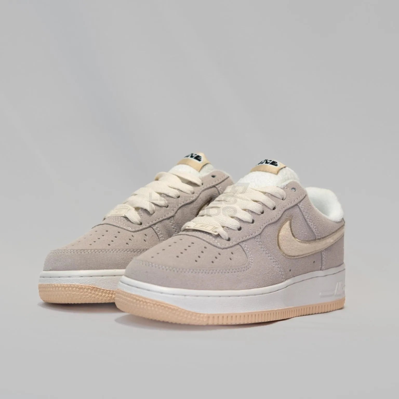 NIKE AIR FORCE ONE BEIGE GAMUZA