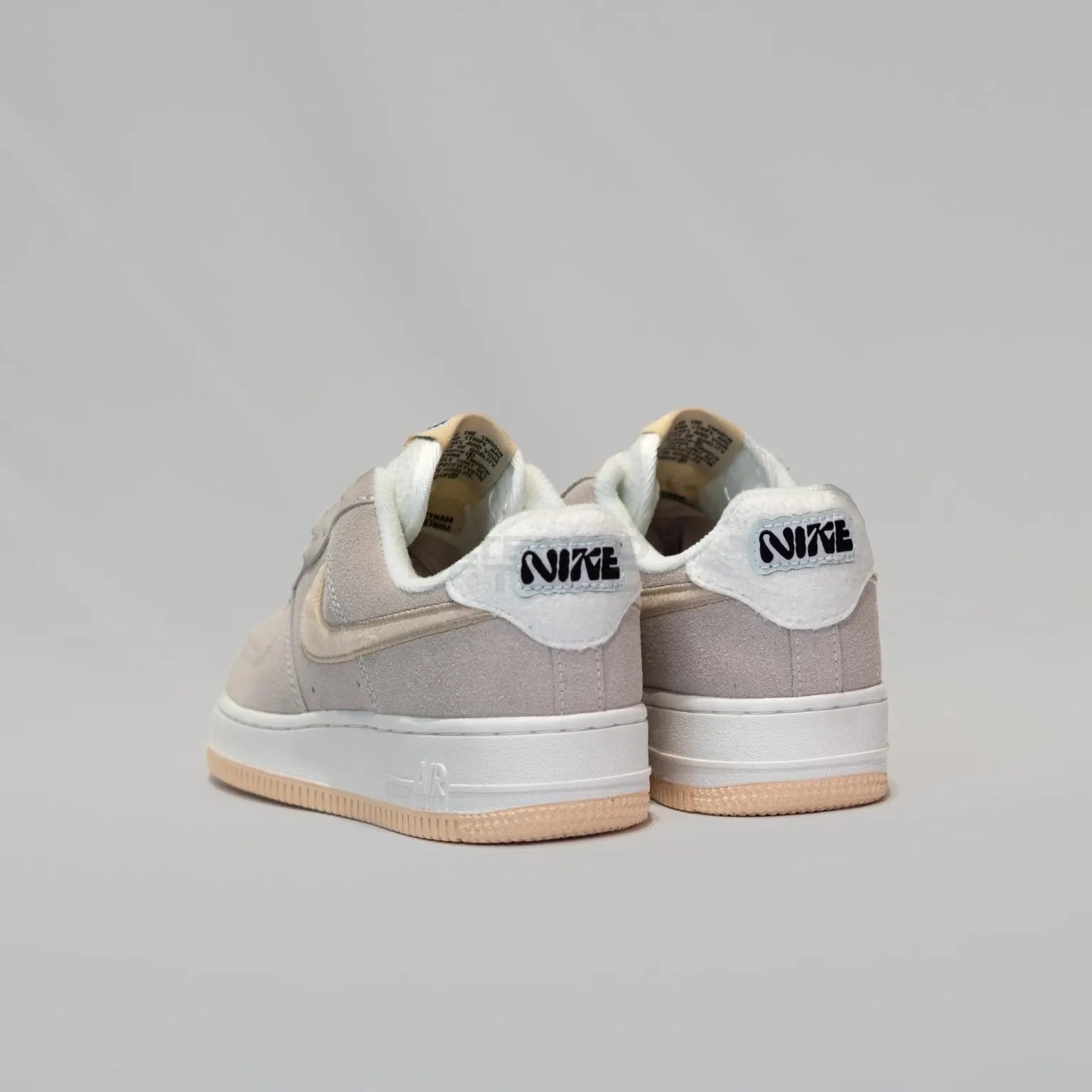 NIKE AIR FORCE ONE BEIGE GAMUZA