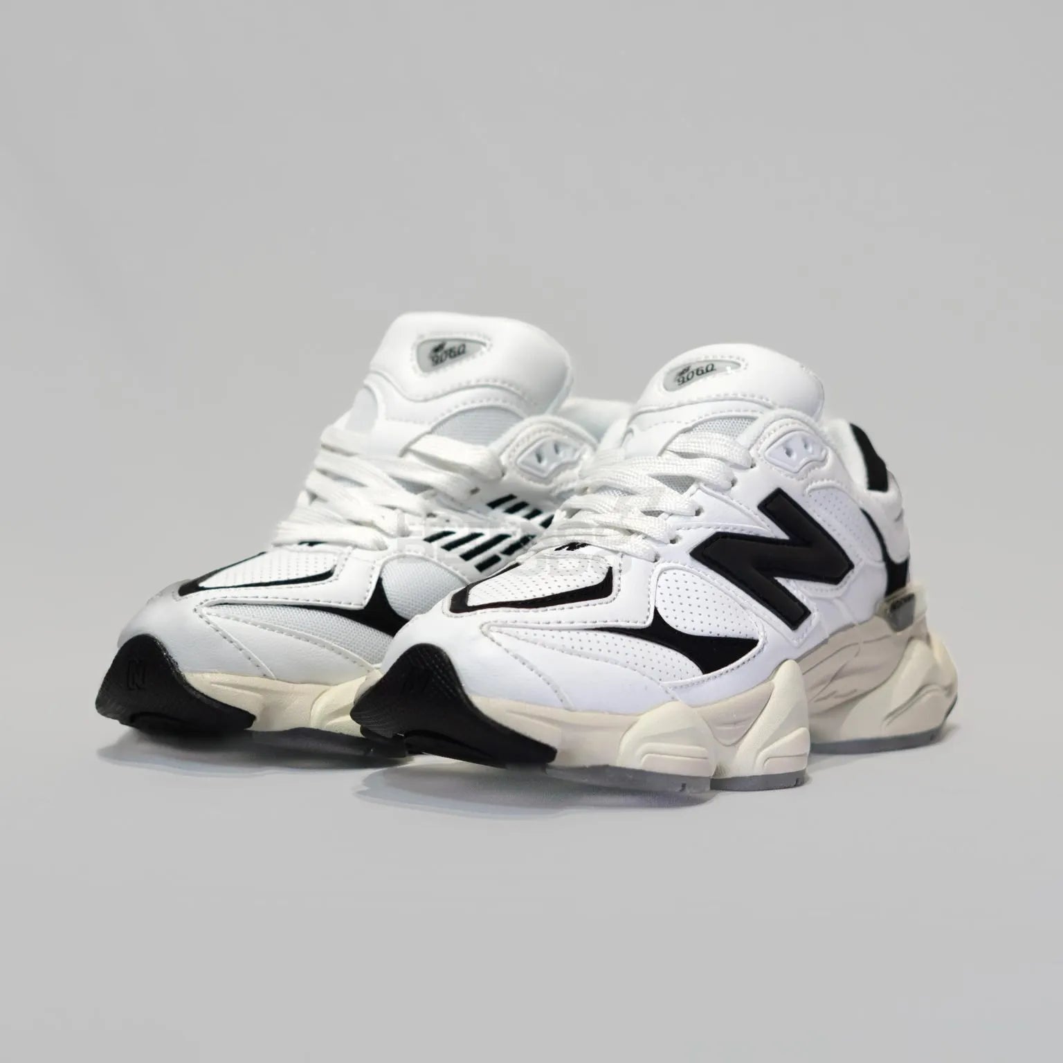 NEW BALANCE 9060 BLANCA NEGRA