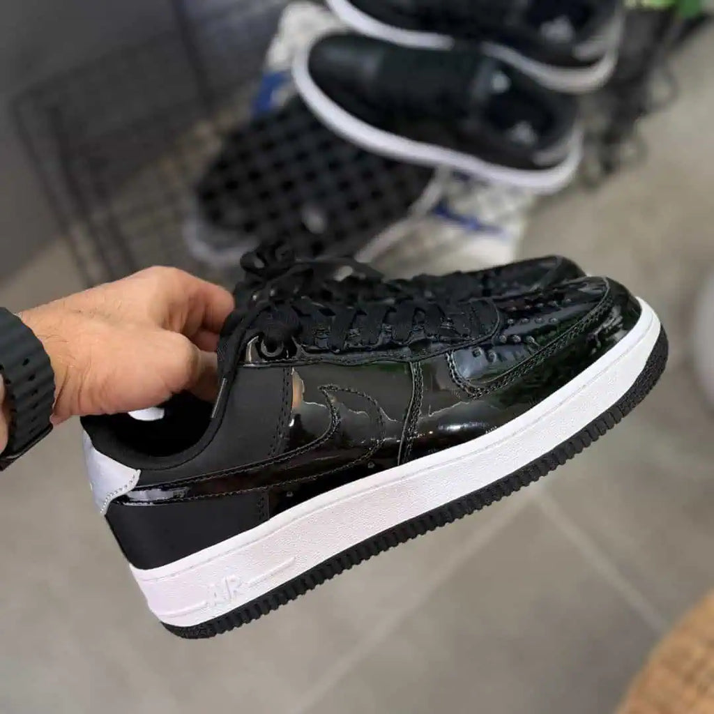NIKE AIR FORCE ONE NEGRA BLANCA CHAROL