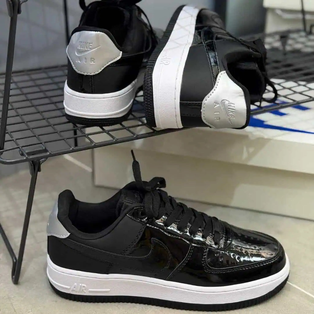 NIKE AIR FORCE ONE NEGRA BLANCA CHAROL