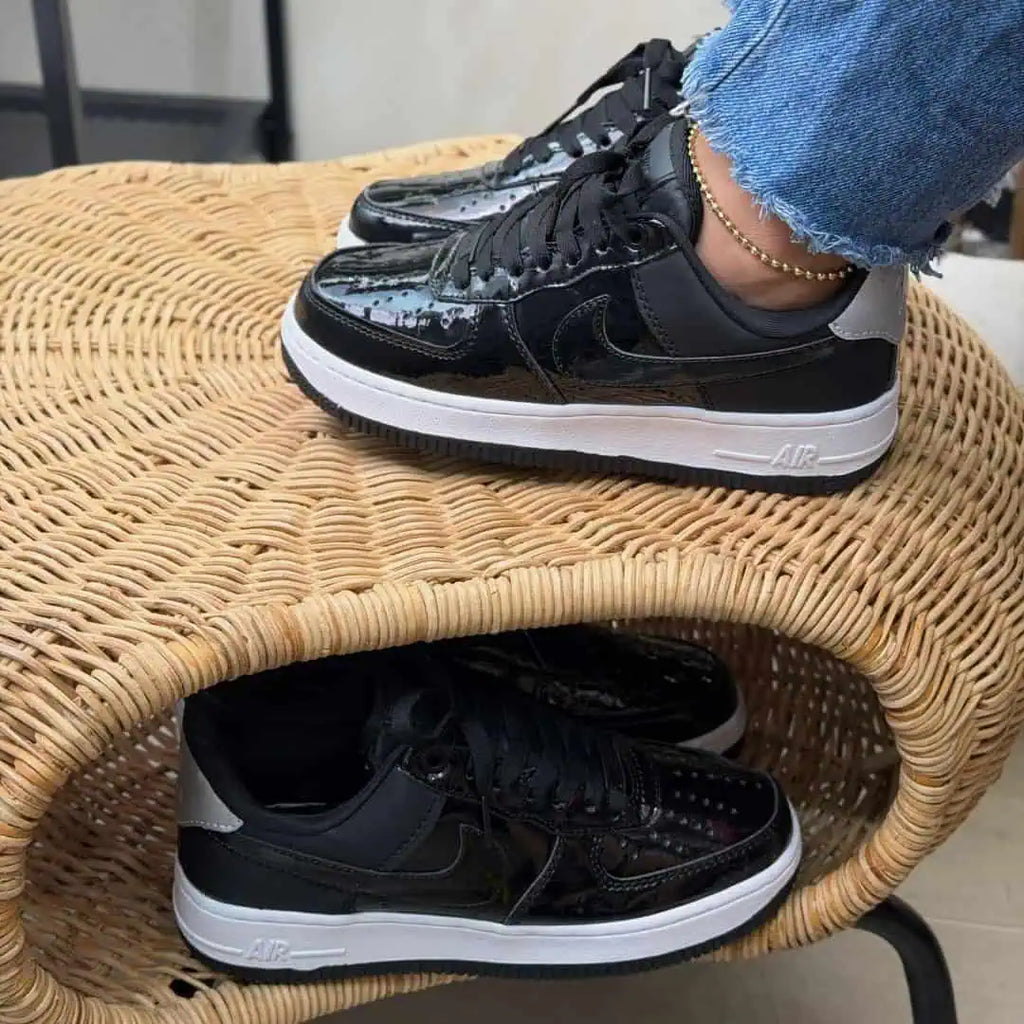 NIKE AIR FORCE ONE NEGRA BLANCA CHAROL