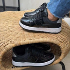 NIKE AIR FORCE ONE NEGRA BLANCA CHAROL