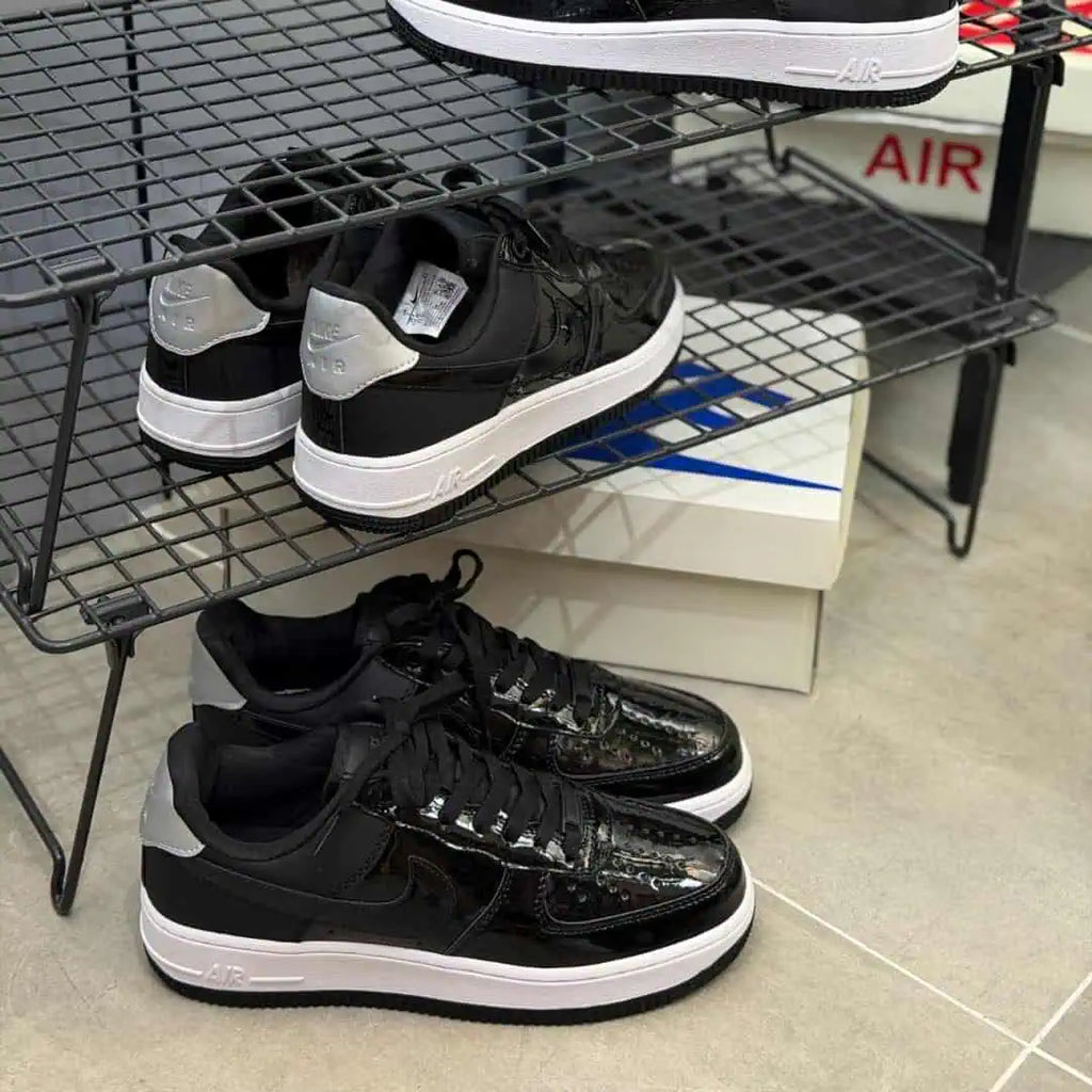 NIKE AIR FORCE ONE NEGRA BLANCA CHAROL