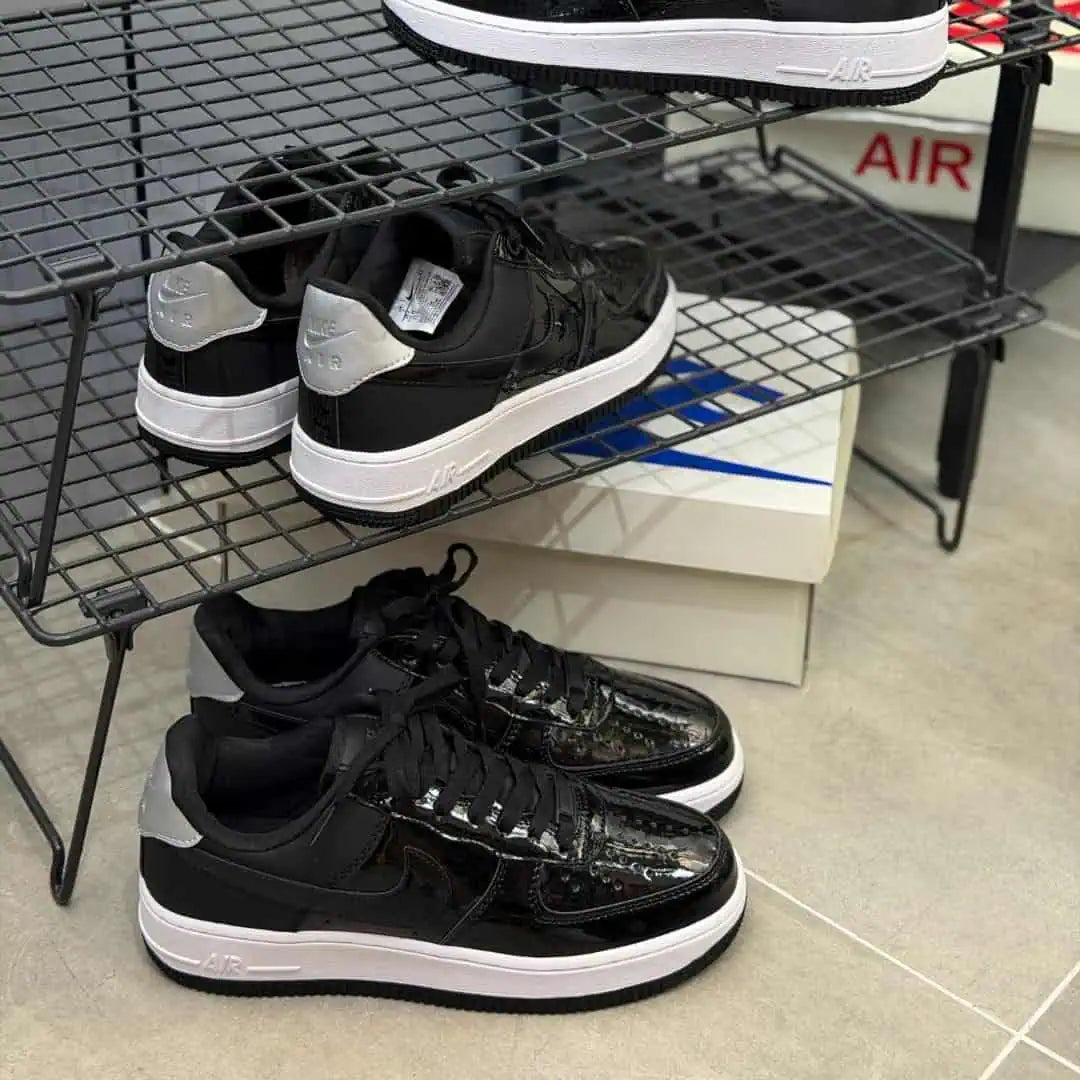 NIKE AIR FORCE ONE NEGRA BLANCA CHAROL