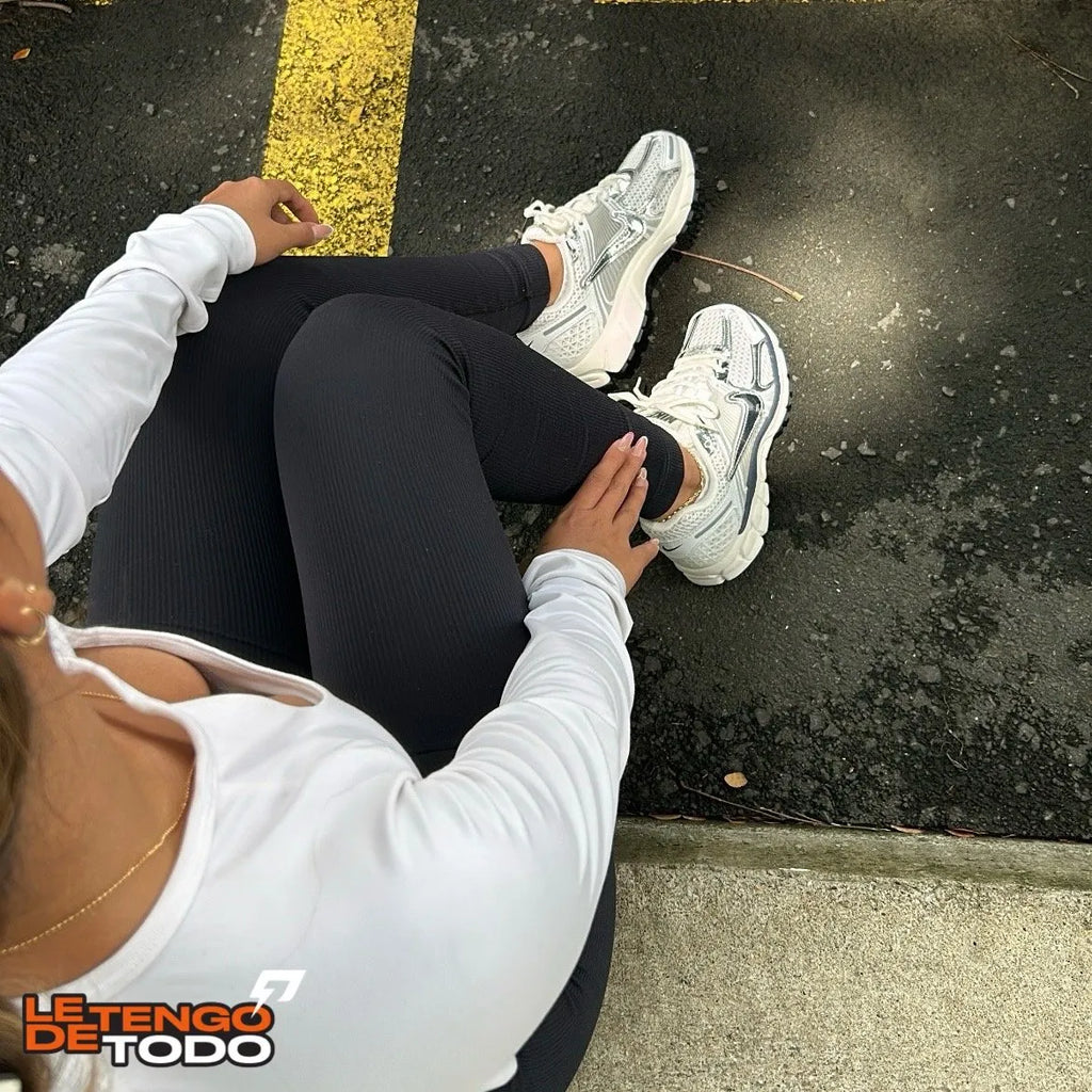 NIKE VOMERO 5 GRIS PLATEADA