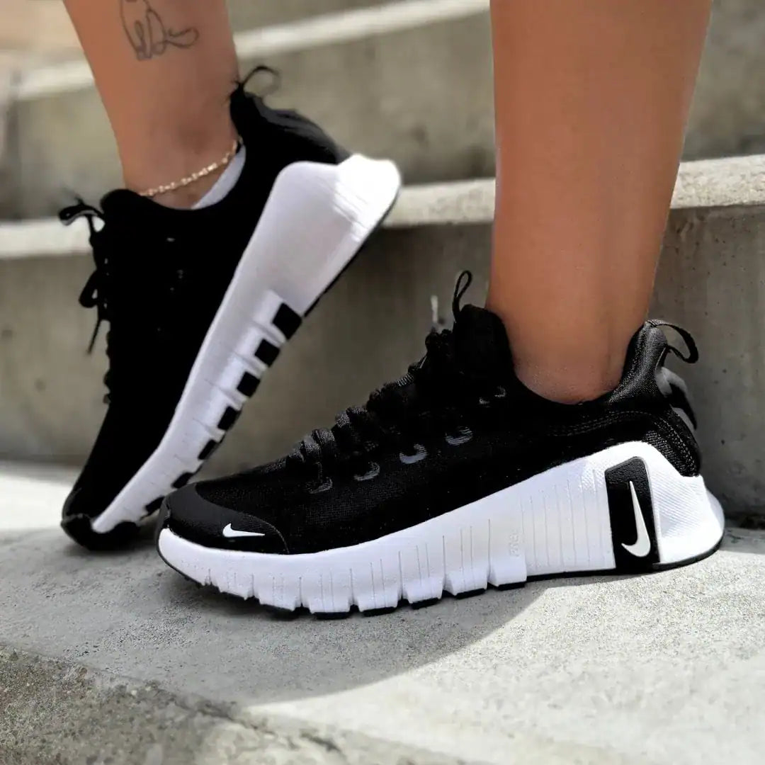 NIKE FREE METCOM 6 NEGRA BLANCA