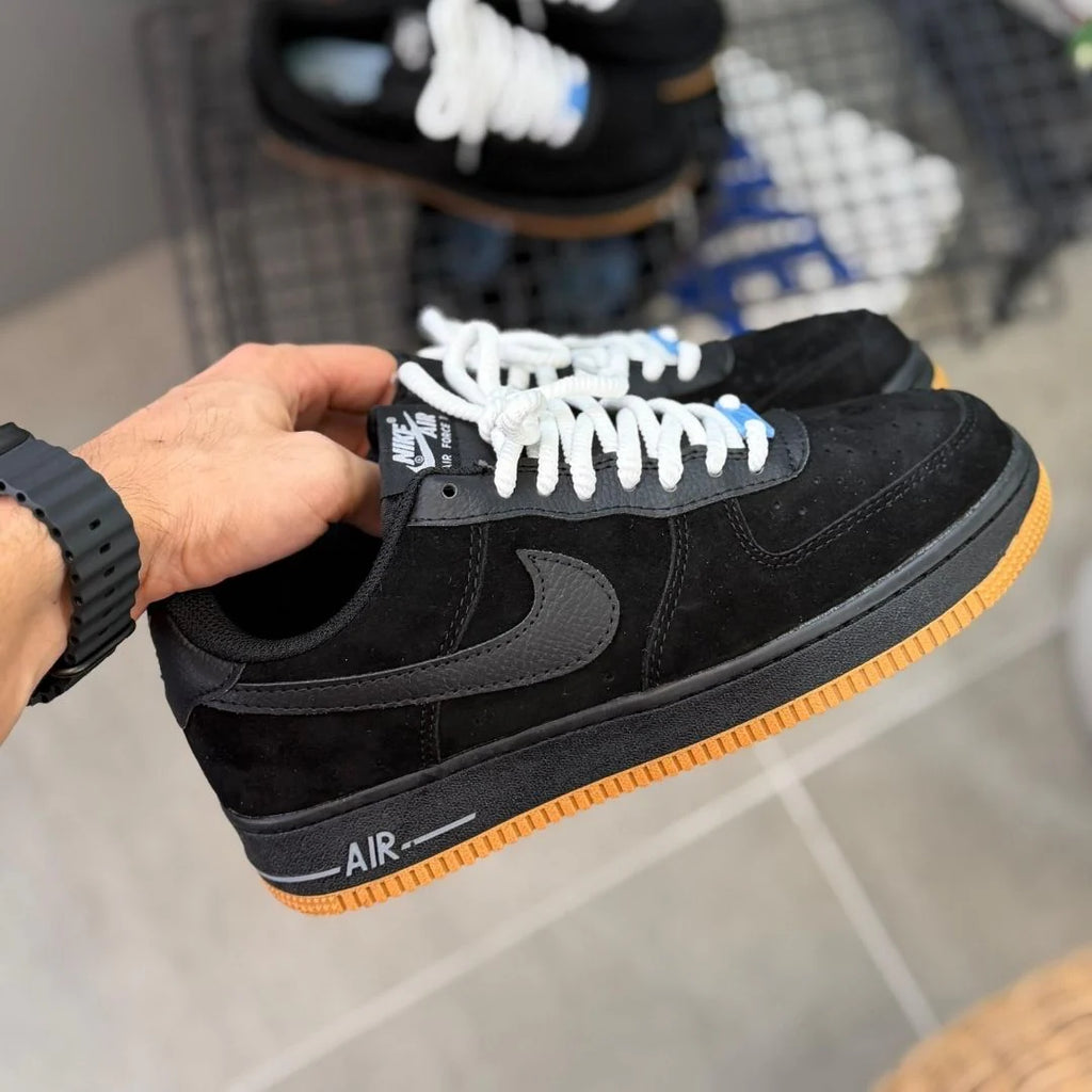 NIKE AIR FORCE ONE NEGRA SUELA GOMA