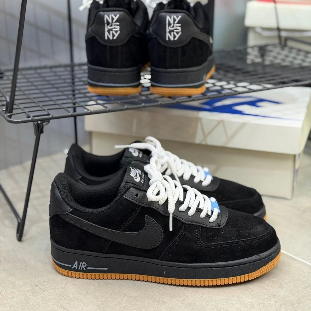 NIKE AIR FORCE ONE NEGRA SUELA GOMA
