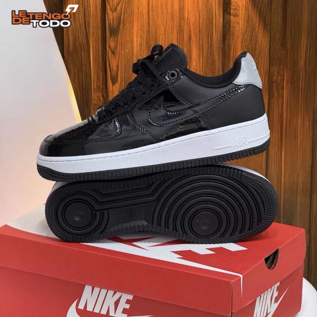 NIKE AIR FORCE ONE NEGRA BLANCA CHAROL