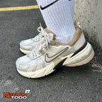 NIKE V2K GRIS BEIGE