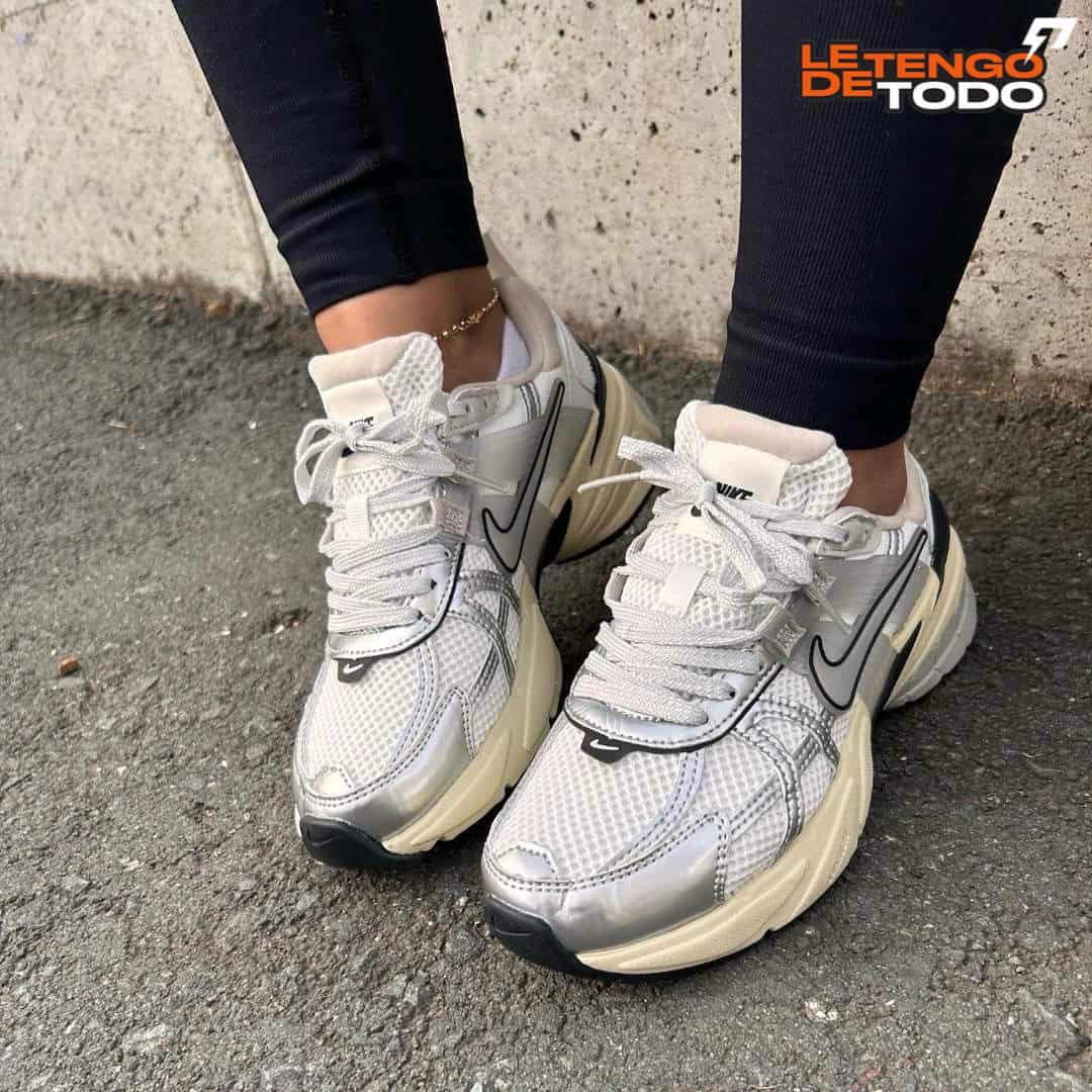 NIKE V2K BEIGE PLATEADA