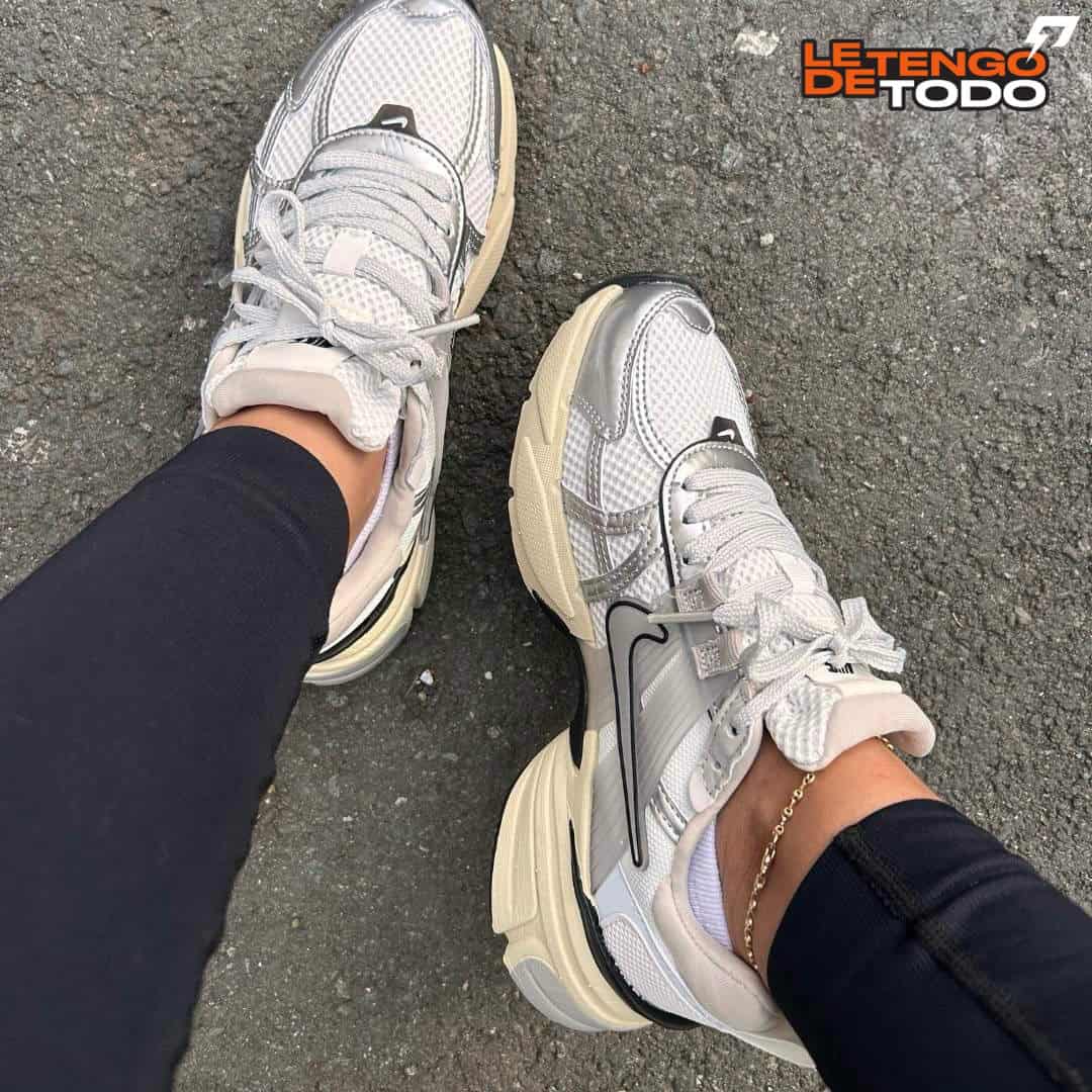 NIKE V2K BEIGE PLATEADA