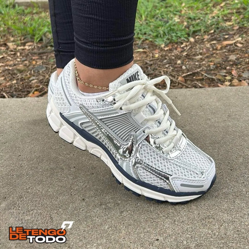 NIKE VOMERO 5 GRIS PLATEADA