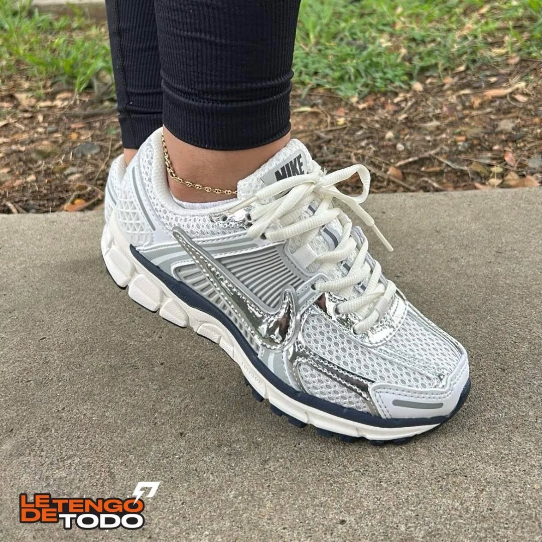 NIKE VOMERO 5 GRIS PLATEADA