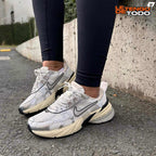NIKE V2K BEIGE PLATEADA