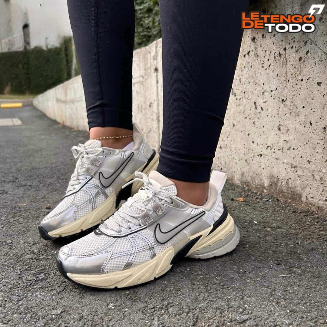 NIKE V2K BEIGE PLATEADA