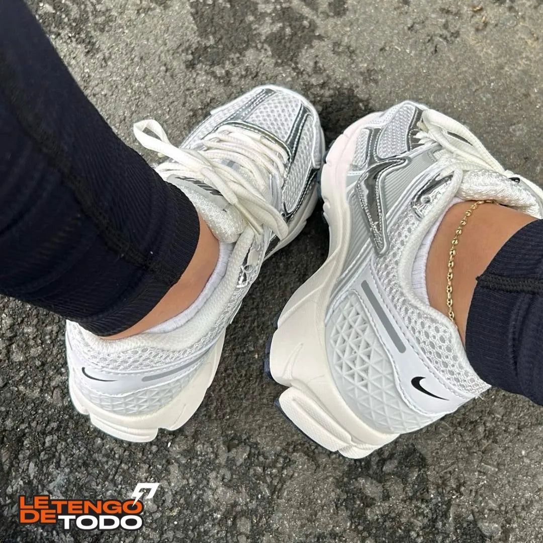 NIKE VOMERO 5 GRIS PLATEADA