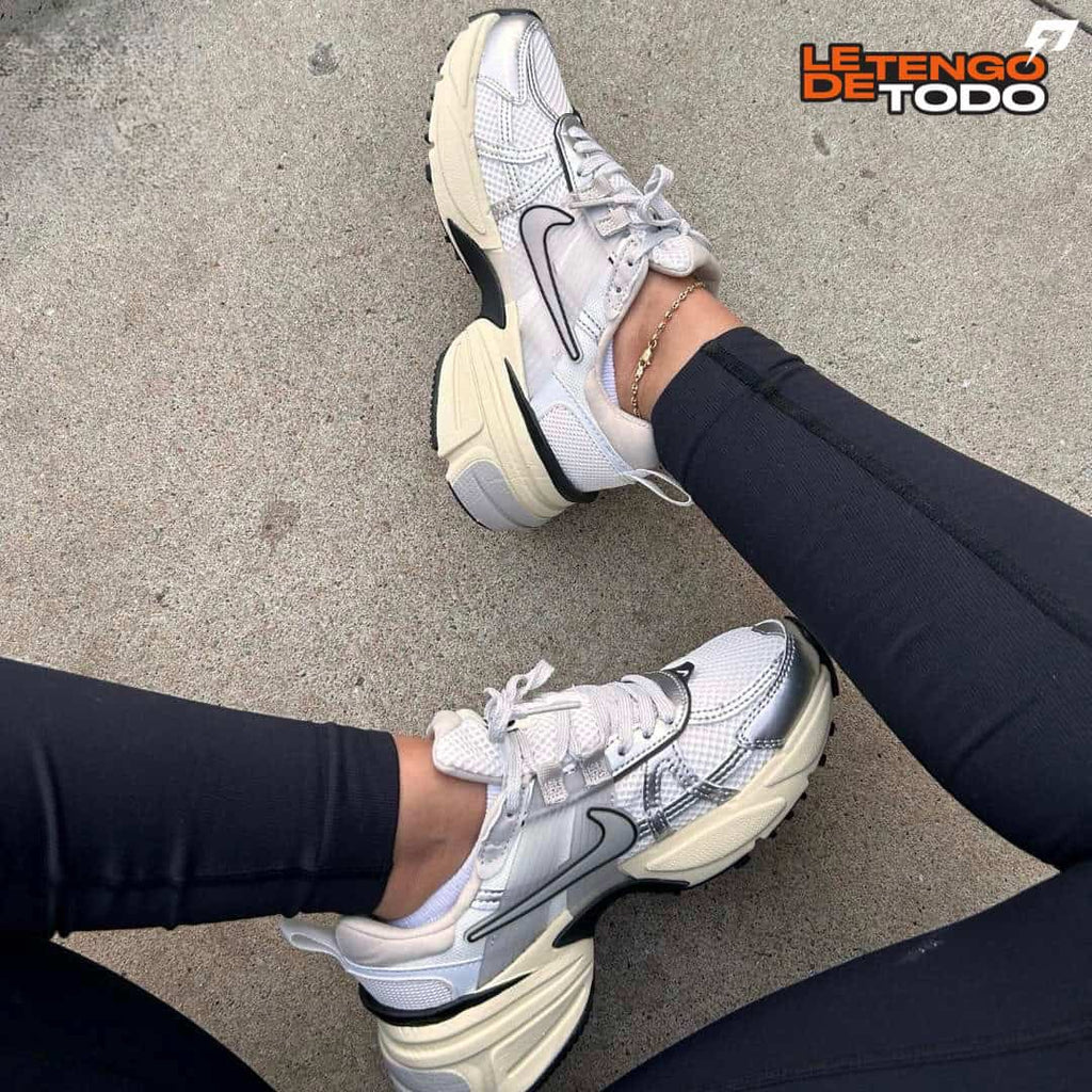 NIKE V2K BEIGE PLATEADA