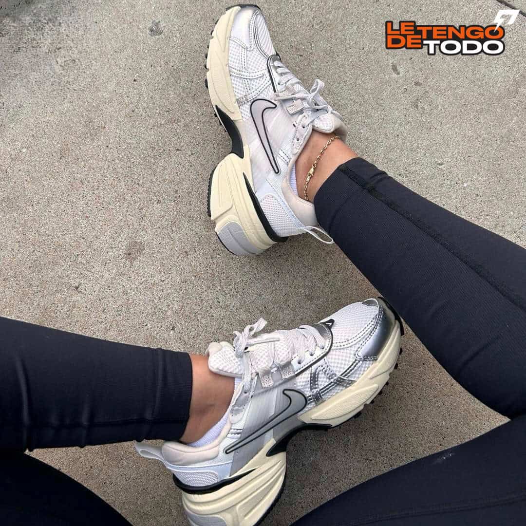 NIKE V2K BEIGE PLATEADA