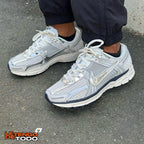 NIKE VOMERO 5 GRIS PLATEADA