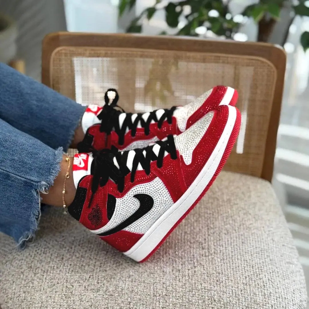 JORDAN RETRO 1 BLANCA ROJA DIAMANTES