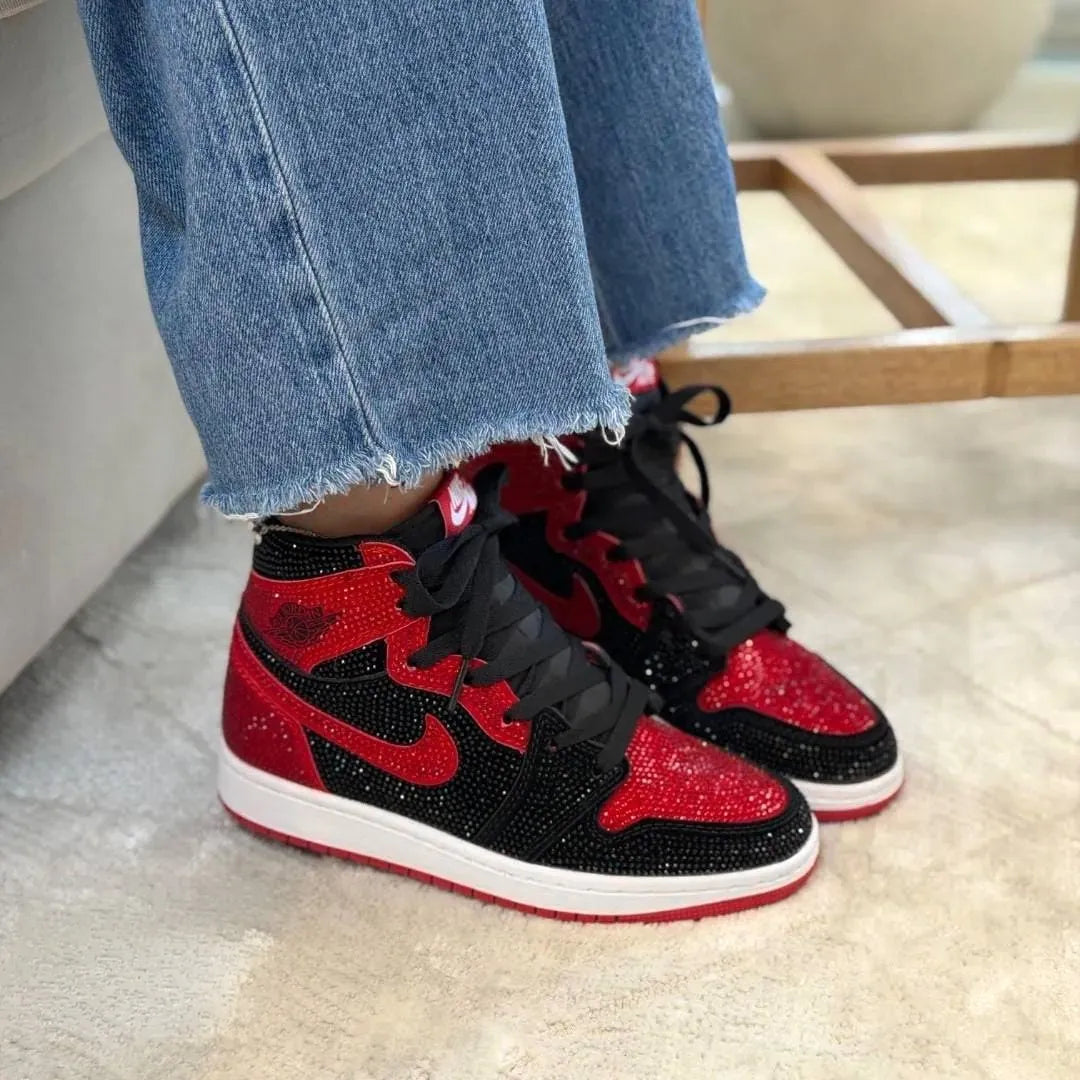 JORDAN RETRO 1 NEGRA ROJA DIAMANTES