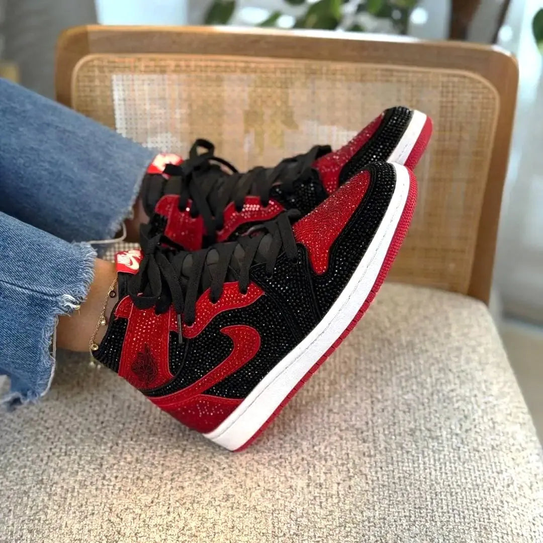 JORDAN RETRO 1 NEGRA ROJA DIAMANTES