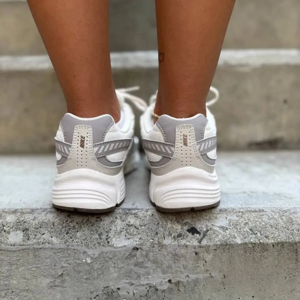 NIKE INITIATOR BEIGE GRIS